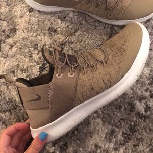 Tan/green nike commuter